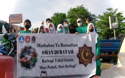 OSIS SMAN 26 Batam Berbagi Takjil Gratis