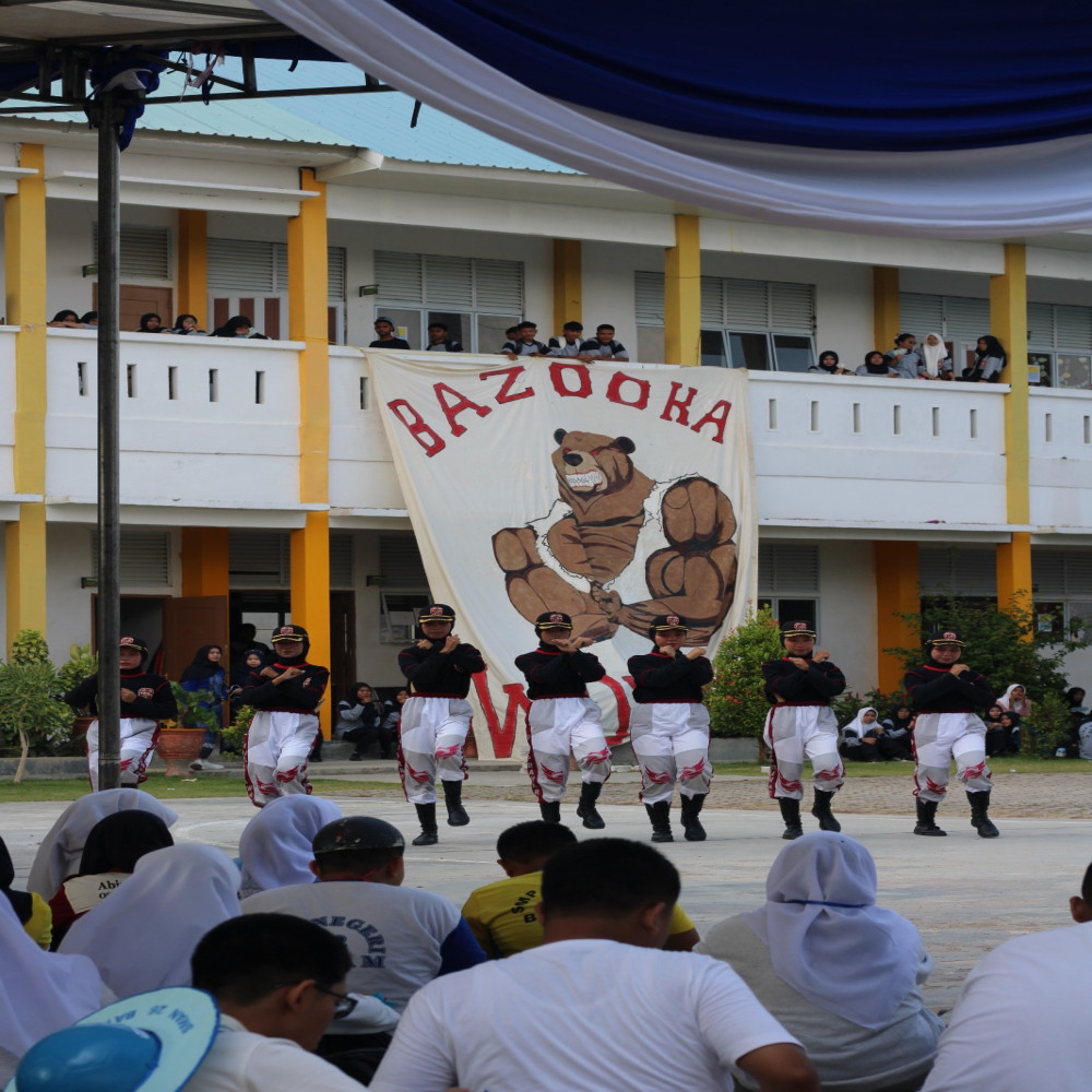 Penampilan Ekskul Paskibra Pada Penutupan MPLS SMA Negeri 26 Batam Tahun 2025