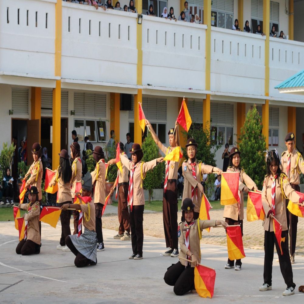 Penampilan Ekskul Pramuka Pada Penutupan MPLS SMA Negeri 26 Batam Tahun 2025